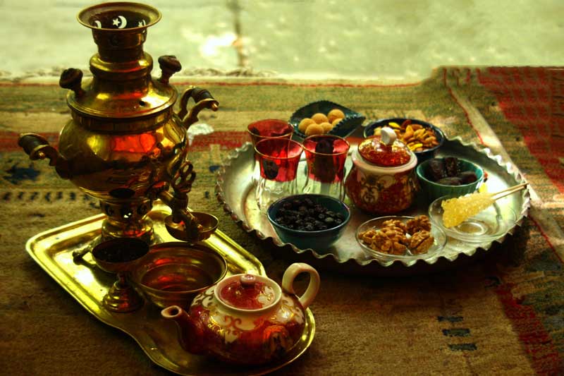 سماور سنتی کوچک و قوری همراه با تنقلات